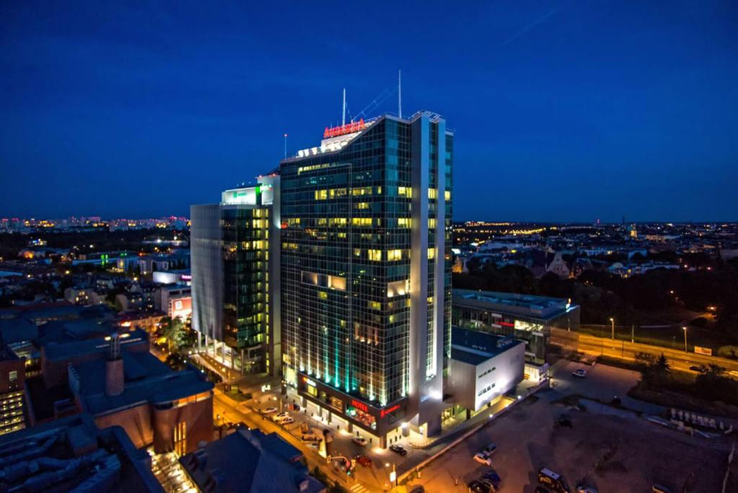 Andersia Hotel w Poznaniu – nowoczesny budynek ze szklaną fasadą i widokiem na miasto
