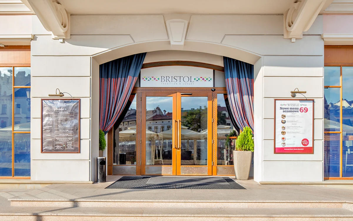 Hotel Bristol Tradition & Luxury w Rzeszowie – elegancki hotel z tradycyjną fasadą