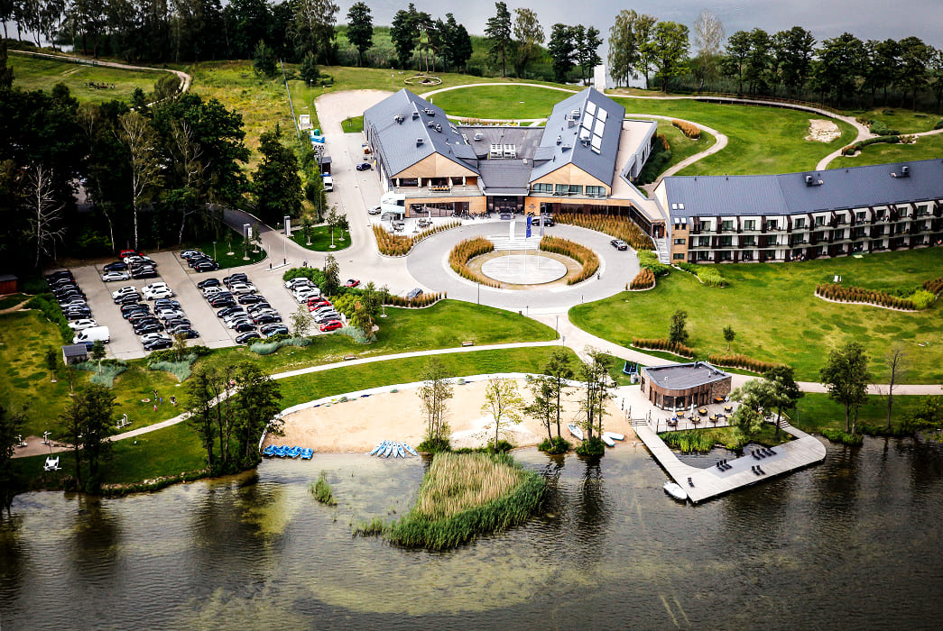Marina Club Hotel nad jeziorem, nowoczesny kompleks z przystanią