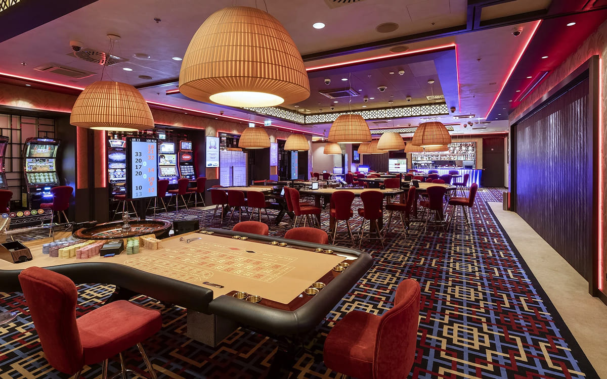 Marriott Hotel z kasynem w Warszawie – wieżowiec w centrum miasta nocą